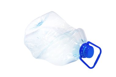 Buruşmuş plastik tek kullanımlık şişe, izole.