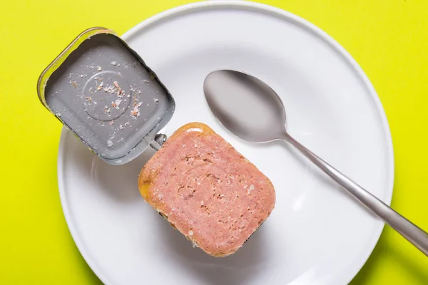 Lata abierta con carne de cordero, mesa de cocina de primera vista. — Foto de Stock