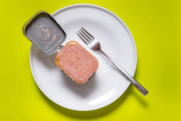 Lata abierta con carne de cordero, mesa de cocina de primera vista. — Foto de Stock