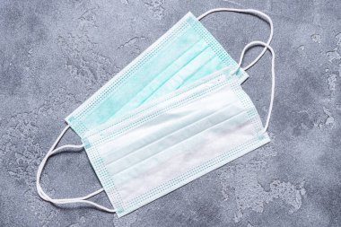 Gri arkaplanda tıbbi tek kullanımlık maske, kopyalama alanı