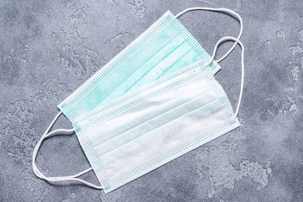 Gri arkaplanda tıbbi tek kullanımlık maske, kopyalama alanı