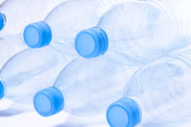 Bir avuç buruşmuş plastik şişe.