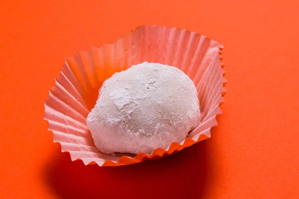 Πολλά mochi επιδόρπιο σε χάρτινα φλιτζάνια σε ροζ φόντο — Φωτογραφία Αρχείου