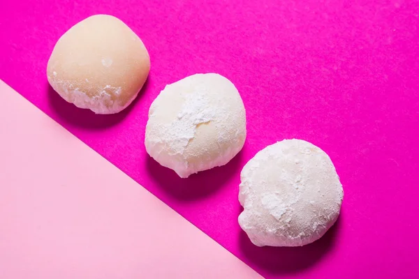 Lote de postre mochi sobre fondo rosa, espacio para copiar — Foto de Stock