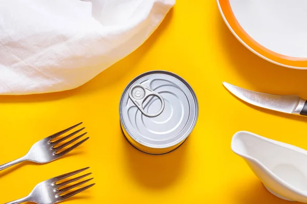 Latón Comida enlatada en la mesa de la cocina, vista superior — Foto de Stock