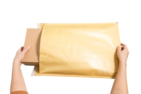 Жінка Руки Кладе Картонну Коробку Всередину Великого Поштового Конверта — стокове фото