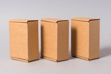 Gri arkaplanda kahverengi karton kutular