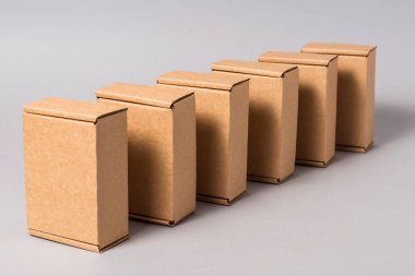 Gri arkaplanda kahverengi karton kutular
