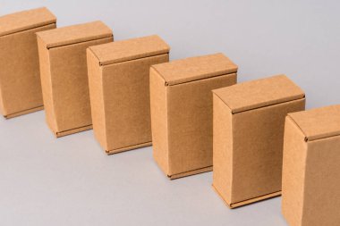 Gri arkaplanda kahverengi karton kutular