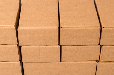 Gri arkaplanda kahverengi karton kutular