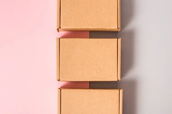Set Brown Cardboard Boxes Pink Grey Background — Stock Photo, Image