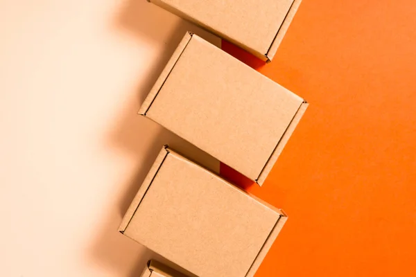 Renkli Arkaplanda Kahverengi Karton Kutular Kümesi — Stok fotoğraf
