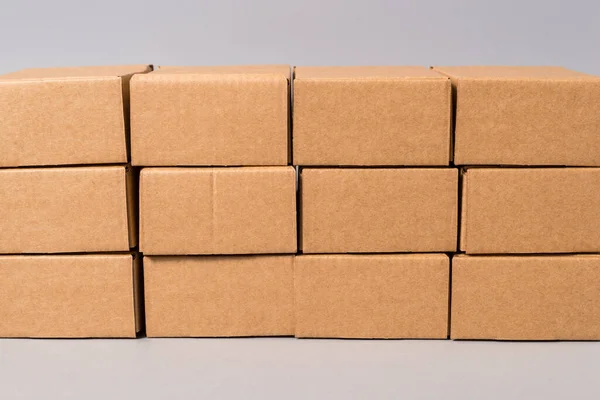Gri Arkaplanda Kahverengi Karton Kutular — Stok fotoğraf