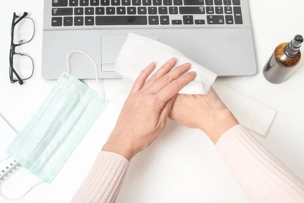 Vrouw Die Haar Handen Schoonmaakt Met Ontsmettingsdoekjes Covid Virus — Stockfoto