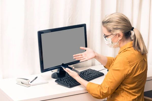 Mujer Negocios Con Teléfono Inteligente Que Trabaja Desde Casa Usando — Foto de Stock