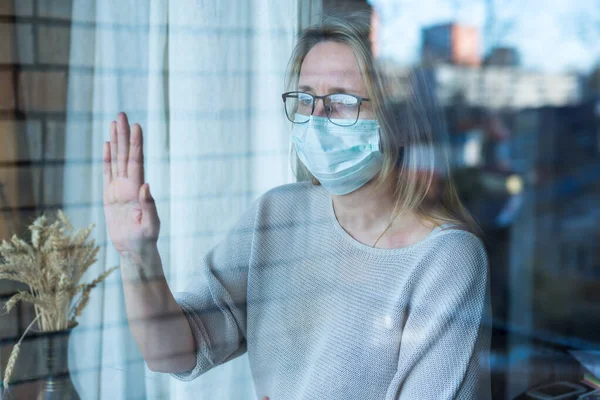 Mulher Levanta Olha Pela Janela Auto Isolamento Prevenção — Fotografia de Stock