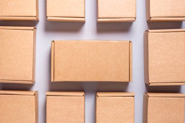 Bir sürü kahverengi karton kutu, kopyalama alanı