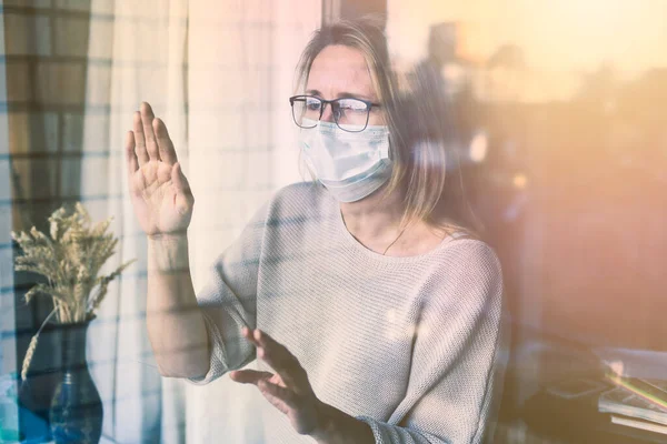 Vrouw Staat Kijkt Uit Het Raam Zelf Isolatie Preventie — Stockfoto