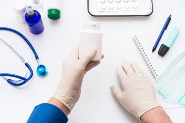 Bir erkek ilaç, vitamin, önleme ve tedavi alır.