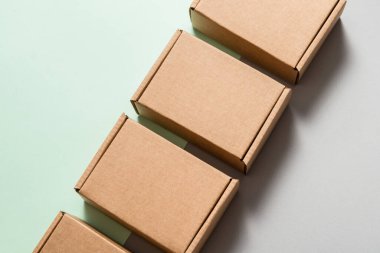 Mavi arkaplanda kahverengi kutular kümesi, boşluğu kopyala