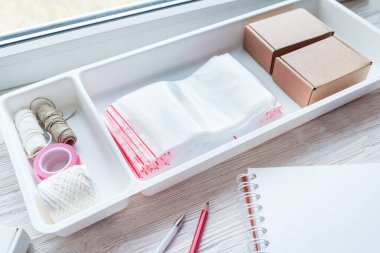 Ahşap ofis masasında bir sürü plastik zip kilit, küçük online otobüs.