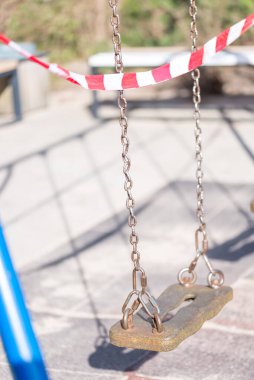 COVID 19 'daki oyun parkında koruyucu bant 