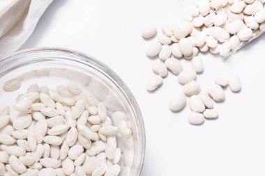 Cam kasede suya batırılmış beyaz fasulyeler.