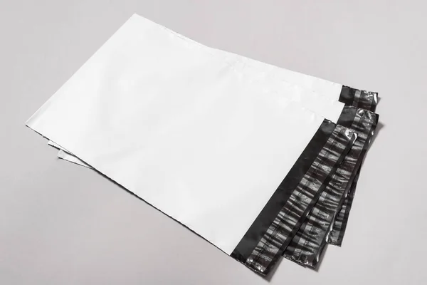 Conjunto Envelopes Polietileno Branco Sobre Fundo Cinzento — Fotografia de Stock