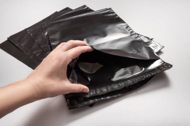 Gri arkaplanda siyah politen zarflar