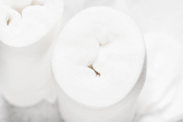 Белый нетканый рулон ткани, текстурированный фон
