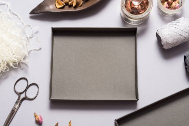 Gri karton kutu, paket, üst görünüm, maket