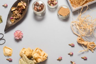 Gri arkaplan, üst görünüm, maket yap, boşluk kopyala