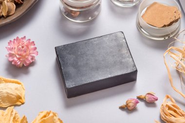 Gri arkaplanda siyah el yapımı sabun