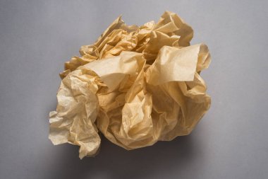 Gri arkaplanda kahverengi kağıt topu