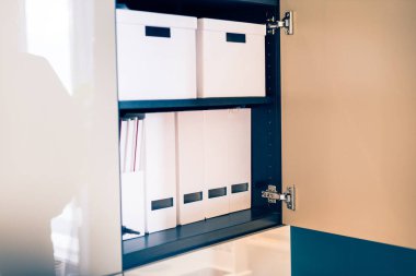 Mali belgelerle dolu bir ofis dolabı.