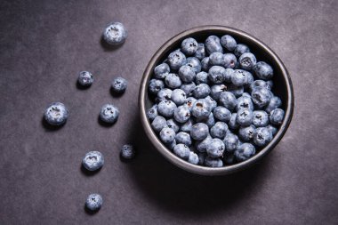 Siyah seramik kasede taze yaban mersini.