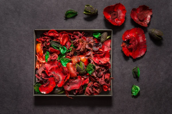Κουτί Κόκκινα Λουλούδια Ποτ Πουρί Και Φύλλα Μαύρο Φόντο — Φωτογραφία Αρχείου