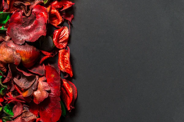 Κόκκινο Ποτ Πουρί Λουλούδια Και Φύλλα Κεραμικό Πιάτο Μαύρο Backg — Φωτογραφία Αρχείου