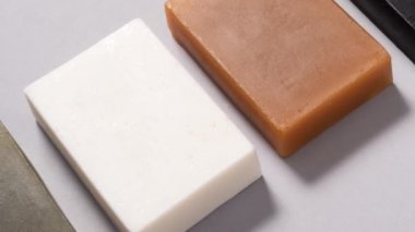 Siyah arkaplanda farklı el yapımı sabunlar.