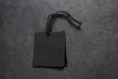 Siyah etiket, koyu arkaplan, maket