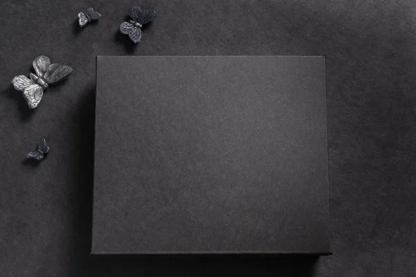 Caja Cartón Negro Sobre Fondo Oscuro — Foto de Stock