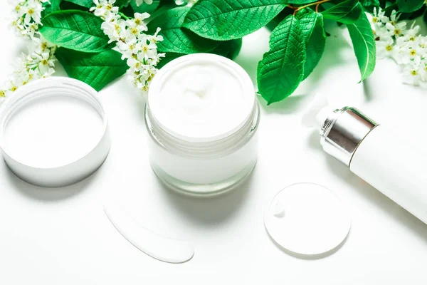 Crema Facial Tarro Sobre Mesa Blanca Con Cereza Pájaro — Foto de Stock