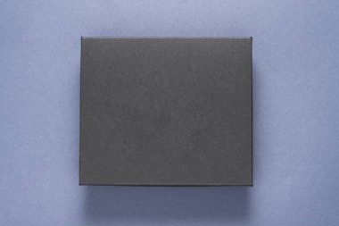 Mavi arka planda siyah karton hediye kutusu