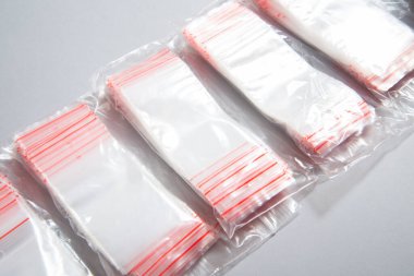 Bir sürü fermuar depolama çantası, sürgülü depolama çantaları ob Grey Backgrou