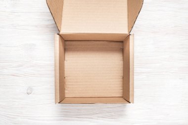 Kahverengi karton kutu, ahşap arka planda.