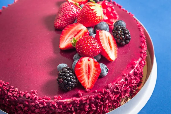 Rote Mousse Torte Mit Beerendekor Auf Blauem Hintergrund — Stockfoto