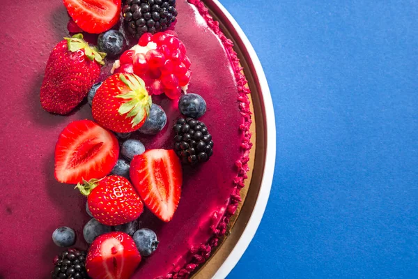 Rote Mousse Torte Mit Beerendekor Auf Blauem Hintergrund Kopierraum — Stockfoto