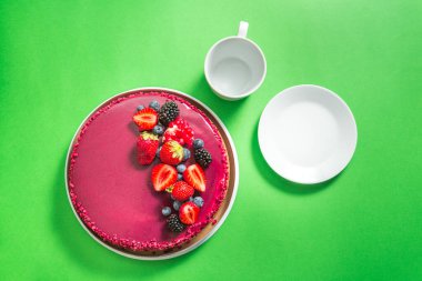 Masada porselen çaylı dut desenli kırmızı kremalı kek.