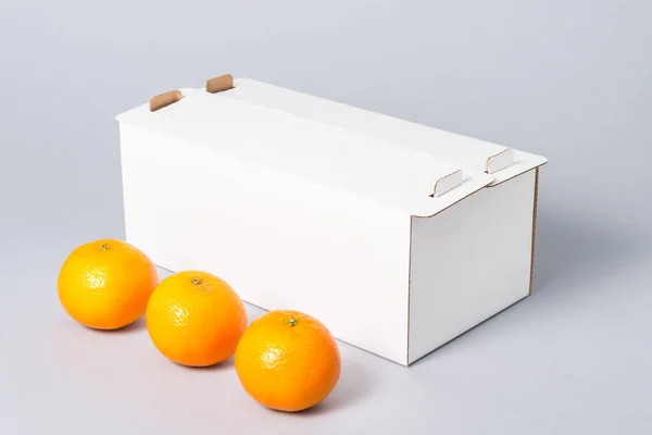 Λευκό Κουτί Κέικ Χαρτοκιβώτιο Κάλυμμα Γκρι Φόντο — Φωτογραφία Αρχείου