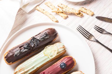 Tahta masada farklı ekinlikli pastalar var.